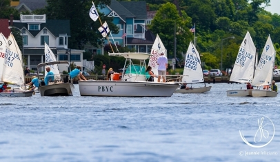Photo by Jeannie Feliciano/Blue Phoenix. 2022 Feed the Need Regatta volunteers passing out lunch on the boats